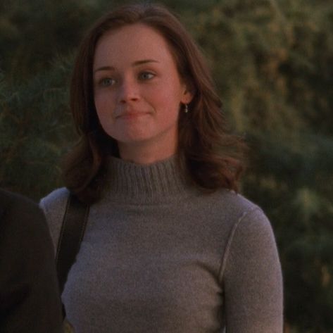 Rory Gilmore Hair, Rory Gilmore Style, Gilmore Girls Fashion, Estilo Rory Gilmore, Curly Short Hair, College Hairstyles, Team Logan, Female Icons, Curly Short