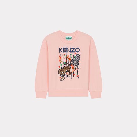 Ce sweatshirt en molleton à col rond séduira par sa couleur rose bonbon et sa coupe confortable. Deux motifs iconiques KENZO Kids, un tigre et un singe, sont brodés sur le devant. Sweatshirt en molleton à manches longues. Col rond. Broderie 'Bamboo' et détails imprimés devant. Finitions côtelées. Taille : 6A. Couleur : Ecru. Pour enfants. Kenzo Kids, Girls Wardrobe, Pink Logo, Hoodie Girl, Embroidered Sweatshirts, Pink Sweatshirt, Pink Candy, Sweatshirt Designs, Color Rosa