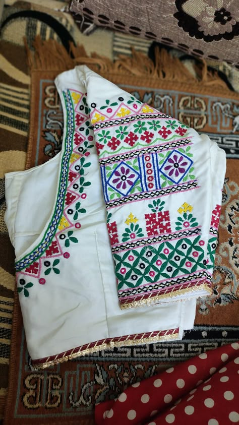 Hand Work Blouse Design For Navratri, Rabari Embroidery Blouse, Sadu Work Blouse Design, Bavriya Work Blouse, Desi Bharat Work Blouse, Rabari Work Blouse, Bavaliya Work Blouse, Gamthi Blouse Designs, Sadu Bharat Blouse