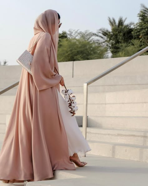 Abaya Picture Poses, Saudi Abaya Aesthetic, Arabian Abaya Dubai, Princess Abaya, Abaya Poses, Abaya Photography, Classy Abaya, Arabic Abaya, Modest Outfits Muslim