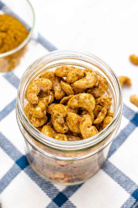 Roasted, curry-spiced cashews, sweetened with maple syrup and a little kick from cayenne pepper. Spiced Cashews, Accidentally Vegan, Cashew Recipes, Vegan Appetizers Recipes, Oil Free Vegan Recipes, Vegan Snack Recipes, Vegan Christmas Recipes, Vegan Thanksgiving Recipes, Vegan Snack