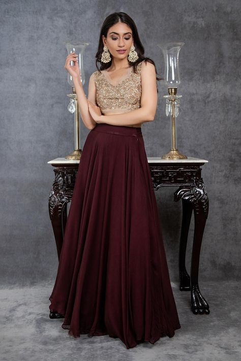 Sleeveless Blouse And Skirt, Skirt And Top Designs Wedding Dresses, Kerala Style Lehenga Designs, Dresses For Sisters Wedding, Maroon Lehenga Simple, Skirt Blouse Designs Latest, Gold Blouse Outfit, Traditional Skirt And Top, Skirt And Crop Top Indian