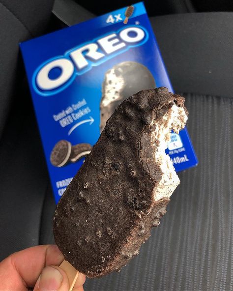 Nick Vavitis on Instagram: “OREO ICE CREAM STICKS HAVE HIT AUSTRALIA 🇦🇺 🤯 🍩REVIEW🍩 I’ve tried the Oreo sandwiches and they were good and I thought these would be the…” Ice Cream Oreo, Oreo Truffles Recipe, Oreo Ice Cream, Ice Cream Stick, Food Therapy, Cream Sandwich, Food Drinks Dessert, Ice Cream Desserts, Fun Baking Recipes