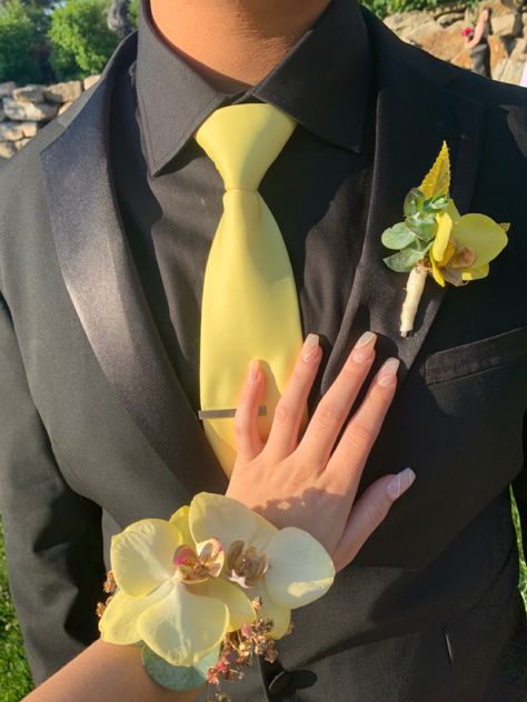 Yellow Orchid Yellow Prom Suit, Prom Bouquet Ideas, Elegant Flower Arrangements, Matching Prom, Yellow Boutonniere, Yellow Flowers Bouquet, Orchid Corsage, Prom Flowers Corsage, Orchid Corsages