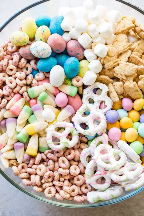 Quick and Easy Easter Snack Mix - Oh Sweet Basil Easter Trail Mix, Easy Easter Snacks, Easter Snack Mix, Easter Snack, Spring Snacks, Easy Easter Treats, Oh Sweet Basil, Snack Mixes, Easy Easter Desserts