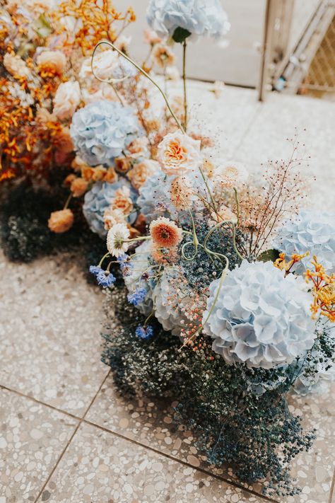 Modern London micro wedding with a boat ride on the Thames - 100 Layer Cake Fall Light Blue Wedding, Desert Flowers Wedding, Autumn Coastal Wedding, Navy Blue Boho Wedding, Navy Blue Fall Decor, Navy Blue Fall Wedding, Colonial Wedding, Blue Fall Decor, Blue White Weddings