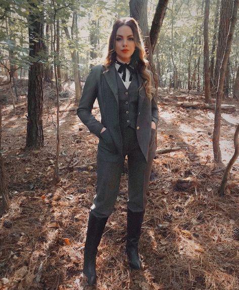 liz gillies archive on Twitter: "all new #dynasty in one hour!… " Elizabeth Gillies Style, Fallon Aesthetic, Fallon Carrington Outfit, Dynasty Fallon, Fashionable Celebrities, Dynasty Tv Show, Dynasty Closet, Dynasty Fashion, Liz Gilles