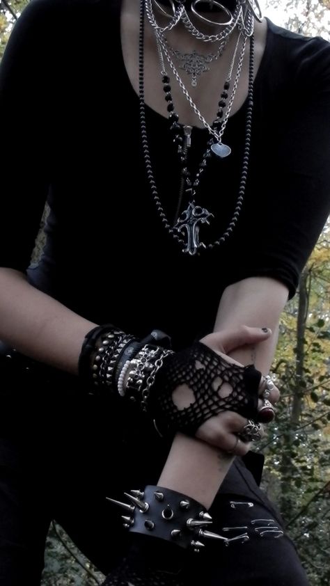 Goth Layered Necklaces, Mall Goth Accessories, Trad Goth Accessories, Metalhead Accessories, Metalhead Jewelry, Goth Asethic, Goth Jewelry Aesthetic, Metalhead Clothes, Gothic Summer Outfits