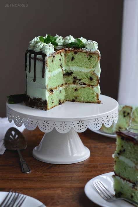 Mint Chocolate Chip Cake Recipe, Mint Oreo Cake, Mint Chocolate Chip Cake, Mint Desserts, Mint Chocolate Cake, Mint Cake, Chocolate Chip Cake, Mint Chocolate Chip, Chocolate Wedding Cake