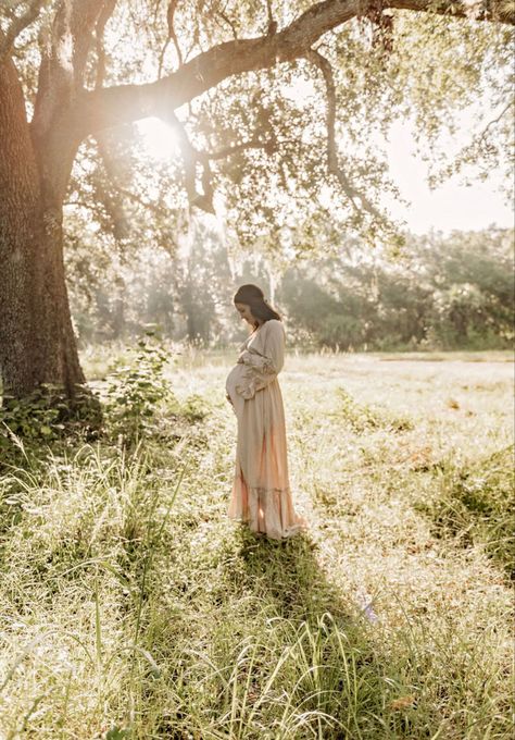 Long Grass Maternity Shoot, Spring Maternity Shoot Ideas, Backyard Maternity Shoot, Maternity Shoot In The Woods, Whimsical Maternity Photos, Boho Maternity Photos With Husband, Wildflower Maternity Photos, Flower Garden Maternity Shoot, Homestead Maternity Shoot