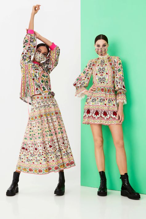 Alice + Olivia Spring 2021 Ready-to-Wear Collection - Vogue Boho Outfit, Alice And Olivia, Summer Fashion Trends, Fashion Spring, Dressy Outfits, Vogue Fashion, Fashion Show Collection, Vogue Paris, Primavera Estate