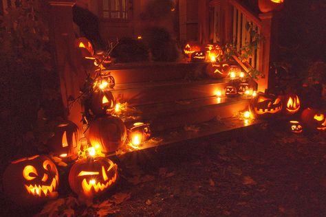 Halloween Aesthetic Landscape, Budget Holiday Decor, 2000 Halloween, Fall Nostalgia, 2000s Halloween, Halloween Core, Halloween Nostalgia, Halloween Watch, Spooky Szn