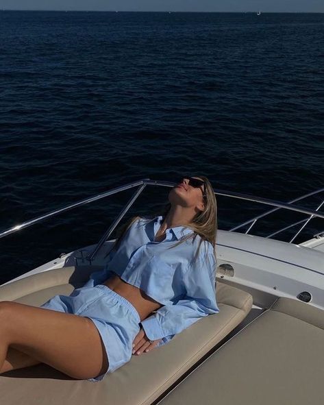 Money Photoshoot, Boat Day Outfit, Boat Party Outfit, Yacht Photoshoot, Yacht Party Outfit, Yacht Outfit, Boat Photoshoot, Yacht Aesthetic, Lake Photoshoot