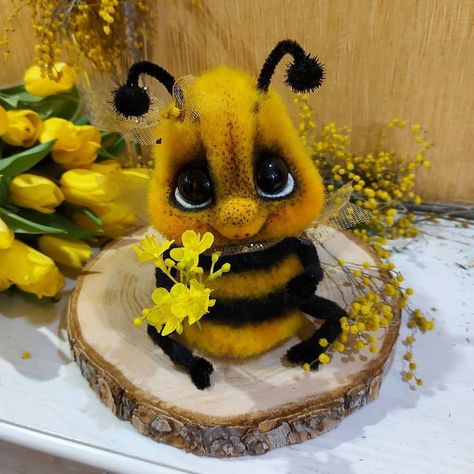 Cute Needle Felted Lovely Bee Cute Needle Felting, Felt Needling, Needle Felting Ideas, Bee Sculpture, Felted Bee, Felt Figures, Chicken Wire Sculpture, Fairy Tale Crafts, Felting Diy