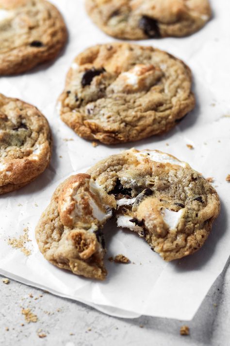 Easy S'mores Cookies are addictive and such a fun twist on the traditional campfire treat.  Brown butter, chocolate, graham crackers, and gooey marshmallows make these cookies drool-worthy. #smorescookies #smoresrecipe Vanilla Macaron Recipes, Easy Homemade Cookie Recipes, Cookies With Brown Butter, Easy Homemade Cookies, S Mores Cookies, Brown Butter Cookies, Smore Recipes, Smores Cookies, Cookie Recipes Homemade