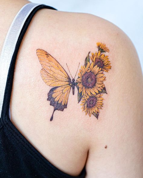 Sunflower And Butterfly Tattoo, Sunflower Foot Tattoos, Tattoo Papillon, Sunflower Tattoo Meaning, Rose And Butterfly Tattoo, Butterfly Tattoo Meaning, Dibujos Tattoo, Sunflower Tattoos, Butterfly Tattoo Designs