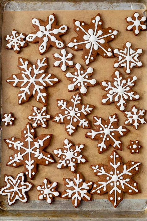 Gingerbread snowflake cookies are a cozy and fun cookie to make for the holidays. The cookie dough comes together quickly and the baked cookies are dressed up with easy royal icing. Easy Gingerbread Cookies Decorations, Ginger Bread Cut Out Cookies, Oatmeal Cookies Christmas, Decorating Gingerbread Cookies Ideas, Gingerbread Cookie Frosting Recipe, Christmas Cookies Spritz, Gingerbread Icing Ideas, Aesthetic Gingerbread Cookies, Gingerbread Cut Out Cookies