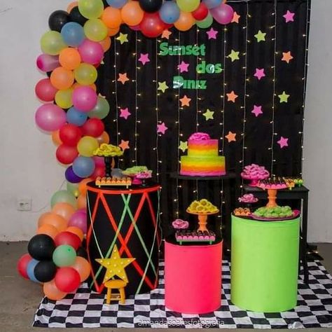 90s Prom Party, 90s Decorations, Prom Party Ideas, 90s Party Ideas, 90s Party Decorations, Neon Party Decorations, 90s Prom, Glow In Dark Party, Neon Birthday Party