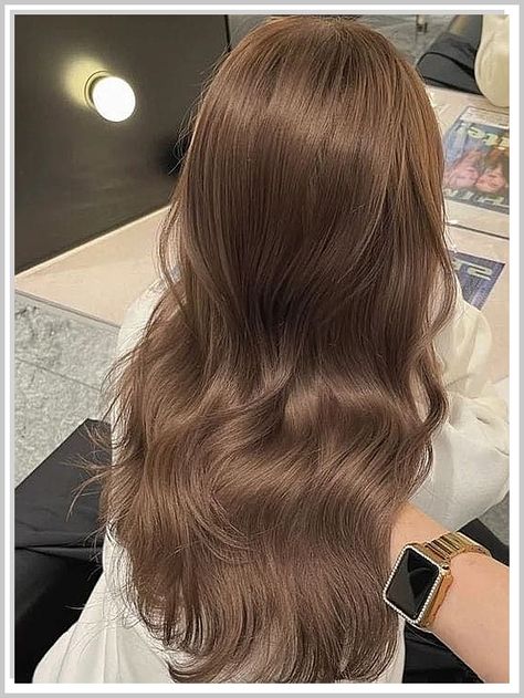 Looking for a way to keep your hair from turning frizzy in the winter? Check out our guide to the best winter hair styles for blondes! Korean Winter, Korean Hair Color, Brown Hair Looks, Brown Hair Inspo, Brown Hair Dye, Vlasové Trendy, Light Hair Color, Hair Stylies, Winter Hair Color