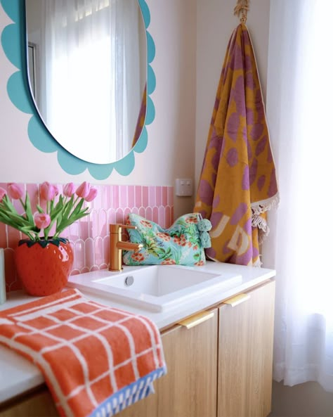 Bathroom sink with colorful towels around it Fun Kid Bathroom, Fun Colorful Bathroom, Small Funky Bathroom Ideas, Preppy Bathroom Ideas, Bright Bathroom Ideas, Kids Guest Bathroom Ideas, Colorful Kids Bathroom, Bright Colored Bathrooms, Funky Bathroom Ideas