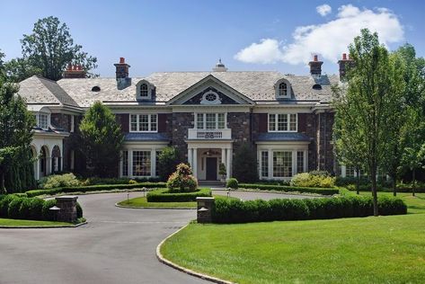 Georgian-style mansion in Chappaqua to be auctioned by Elite Auctions. Ny House, Paneled Library, Georgian Mansion, Grand Entryway, Basketball Courts, Georgian Architecture, Beautiful Houses, Dream Houses, Country Estate