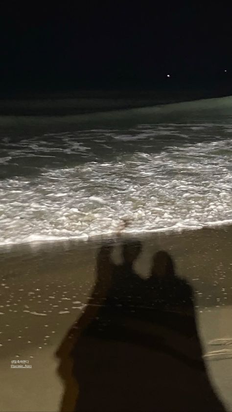 #beach #couple Night Beach Instagram Story, Beach Couple, Dream Summer, Winter Beach, Beach At Night, Beach Date, Night Couple, Hand Photo, Beach Night