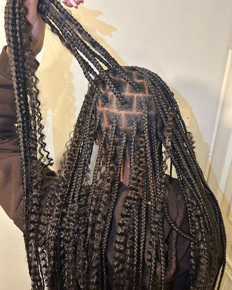 Elegant goddess knotless braids: 13 divine styles for a heavenly look. Elevate your beauty effortlessly! Click the article link for more photos and inspiration like this // #bohemianbraids #boxbraids #fauxlocs #goddessbraids #goddessknotlessbraids #knotlessbraids #knotlessbraidswithcurls #locs Goddess Knotless Braids Hairstyles, Goddess Knotless Braids, Goddess Knotless, Purple Goddess, Knotless Braids Hairstyles, Bohemian Braids, Colored Braids, Caramel Blonde, Small Braids