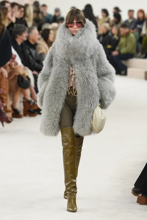 Chloé Fall 2024 Ready-to-Wear Runway, Fashion Show & Collection Review [PHOTOS] Runway 2024, Fur Outfit, Chloe Fashion, Fall Ootd, Fall Winter Trends, Runway Outfits, Coat Trends, Its Fall, American Casual