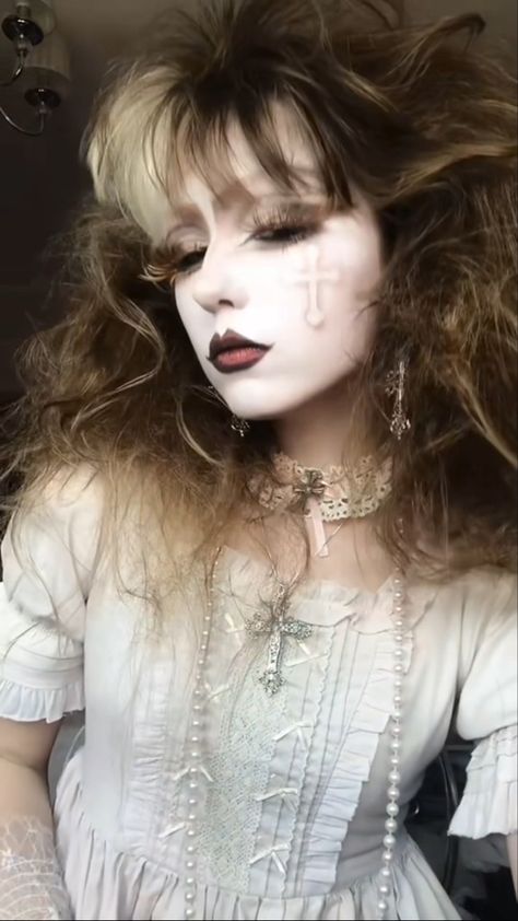 Brown Goth, Trad Goth Fashion, Trad Goth Makeup, Makup Looks, White Goth, Trad Goth, Goth Hair, How To Do Makeup, Goth Beauty