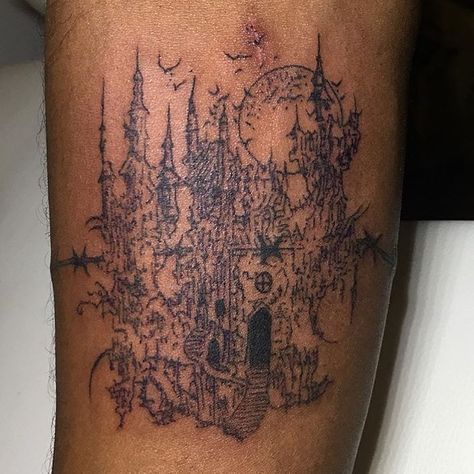 Castle w Puas #oraculo666 Goth Castle Tattoo, Castle Back Tattoo, Versailles Tattoo, Lil Peep Castles Tattoo, Dark Castle Tattoo, Tattoo Castle, Castle Tattoos, Lil Tracy, Castle Tattoo