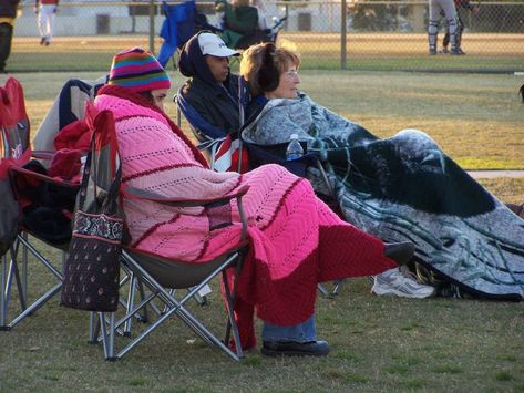 Outdoor Sporting Event Outfit Winter, Soccer Sideline Gear, Soccer Tournament Ideas, Cold Weather Soccer Mom Outfits, Cold Weather Sports Game Outfit, Cold Weather Soccer Outfits, Soccer Mom Outfit Cold Weather, Gifts For Baseball Moms, Soccer Mom Outfits Winter