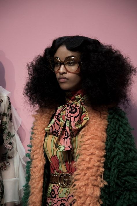 Backstage at Gucci AW16 Fashion Documentaries, 70s Inspired Fashion, 70s Aesthetic, 70s Outfits, Vintage Black Glamour, 70s Inspired, Moda Vintage, Mode Vintage, Mode Inspiration