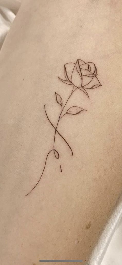 Roos Tattoo, Rose Outline Tattoo, Rose Tattoo Placement, Rose Tattoo On Side, Rose Vine Tattoos, Single Rose Tattoos, Freedom Tattoos, Butterfly Tattoo On Shoulder, Rib Tattoos For Women