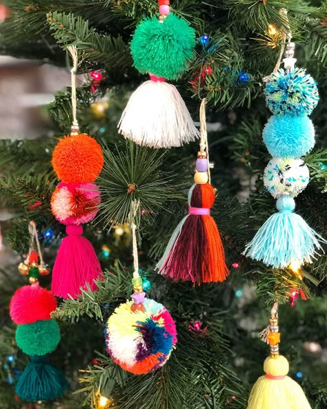 Tassel Ornaments, Pompon Diy, Tassel Diy, Jul Diy, Yarns Ornaments, Christmas Pom Pom, Tassel Ornament, Easter Tree Ornaments, Diy Pom Pom