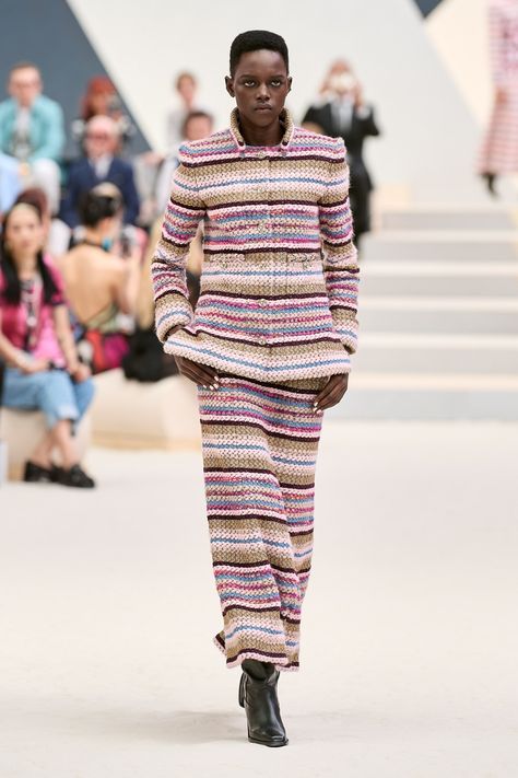 Chanel Fall 2022 Couture Collection | Vogue Chanel Fall 2022, Fall 2022 Couture, Paris Street Style Fall, 2022 Couture, Coco Chanel Fashion, Barbie Sewing, Top Street Style, Collection Couture, Fall Winter Trends