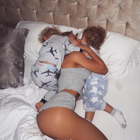 Pregnant Aesthetic, Morning Couple, Morning Snuggles, Mother Hood, Mommy And Baby Pictures, Tammy Hembrow, Mum Life, Pretty Pregnant, Future Mommy