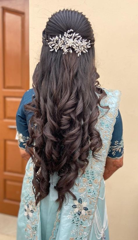 Hairstyle Engagement Indian, Open Hairstyles Simple, Bride Mom Hairstyle Indian, Hairstyles For Engagement Indian Bride, Hairstyles For Engagement Bride, Open Hairstyles Indian Wedding Saree, Hairstyles For Engagement Indian, Snap Boyfriend, Fake Streaks