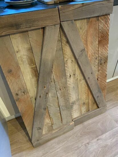 Turn your old bookcase into a farmhouse style cabinet with wood pallet repurposed project. Make cabinet doors on a budget. #diy #pallets #cabinetdoors Barnwood Cabinet Doors, Pallet Wood Cabinet Doors, Rustic Cabinet Doors Diy, Rustic Kitchen Cupboard Doors, Cabinet Without Doors Ideas, Pallet Doors Ideas, Pallet Cabinet Doors, Diy Cupboard Doors, Make Cabinet Doors