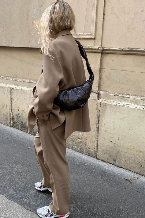 I Spot Micro-Trends Like Its My Job—Here Are 5 About to Blow Up Croissant Bag, Elegantes Business Outfit, Casual Work Outfits Women, Mode Instagram, Stylish Winter Outfits, Chique Outfits, Business Casual Outfits For Work, Populaire Outfits, Leather Cross Body Bag