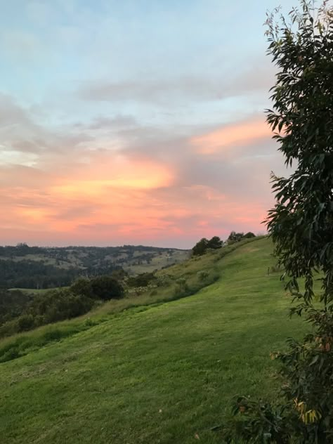 Sunset Is My Favorite Color, Pretty Field, Ireland Houses, Sunset Hill, Sunset Hills, Field Wallpaper, Pretty Views, Adventure Aesthetic, Pretty Landscapes