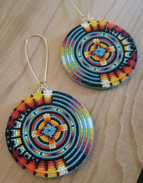 Round Beaded Earrings Native American, Beaded Bracelets Native American, Beaded Medallion Patterns, Beaded Medallion Native American, Powwow Beadwork, Indigenous Beading, Beaded Medallion, Quill Work, Indian Beadwork