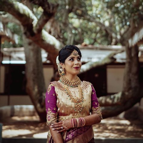 The radiating beauty and grace in a vibrant magenta and gold saree is the epitome of traditional elegance, indeed. Don't forget to save this look for your reference and glam up your d-day!

Photography: @lightbucketproductions
Designer: @sumayadesignerstudio
Mehendi: Mehendi by Nawaz
Makeup artist: @makeoverwithlakshmi_shetty Engagement Bride Single Pose, Bride Outdoor Poses, Outdoor Bride Photoshoot, Wedding Pauses, Reception Bride Poses, Pellikuthuru Poses, Bride Outdoor Photoshoot, Konkani Bride, Konkani Wedding