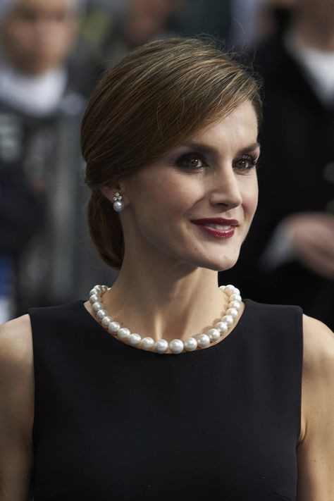 Queen Letizia of Spain's Style | POPSUGAR Latina Outfit With Pearls, Pearl Necklace Outfit, Mafia Party, Oviedo Spain, Necklace Outfit, Princess Leonor, Style Royal, Woman In Black, Estilo Real