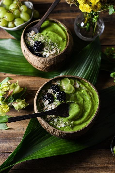 Meat Puree, Green Smoothie Bowl Recipe, Colourful Food, Coconut Meat, Whole Foods Vegan, Green Smoothie Bowl, Best Green Smoothie, Coconut Bowls, Snacks Ideas