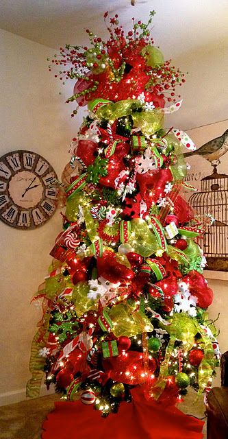 My Christmas tree looked similar to this last year... I need to make mine this year cute with a matching wreath! :)) Mesh Christmas Tree, Christmas Tree Decorated, Decorate Christmas, Grinch Christmas Tree, Grinch Christmas Decorations, Colored Lights, Interior Vintage, Beautiful Christmas Trees, Mesh Netting