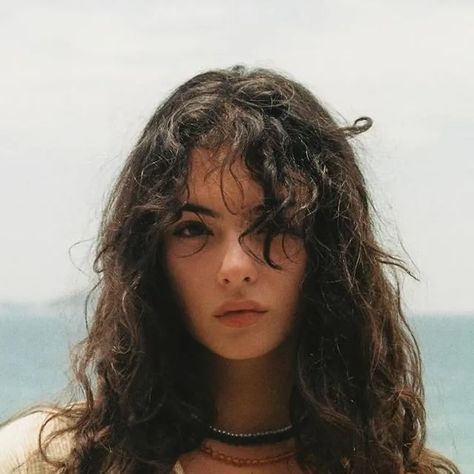 Deva Cassel Source on Instagram: "🇧🇷🐬🐚  @devacassel" Deva Cassel Curly Hair, Deva Bellucci, Leonie Cassel, Deva Cassel Instagram, Long Layered Curly Hair, Deva Cassel, Photography Motivation, Hair Inspired, Layered Curly Hair