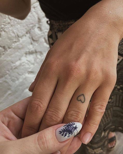 Herz Tattoo Klein, Tattoo Main, Small Tattoos Ideas, Heart Tattoo On Finger, Finger Tattoo For Women, Herz Tattoo, Palm Tattoos, Shape Tattoo, Cool Tattoo