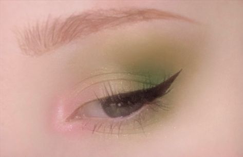 Green eyeshadow, green and pink eyeshadow, green makeup, pink inner corner, eyeliner, green eyes, shimmering makeup Cottagecore Eye Makeup, Sage Green Prom Makeup Looks, Green Pink Eye Makeup, Soft Green Makeup Looks, Green And White Eye Makeup, Cottagecore Eyeshadow, Sage Green And Pink Makeup, Sailor Jupiter Makeup, Green And Pink Eye Makeup