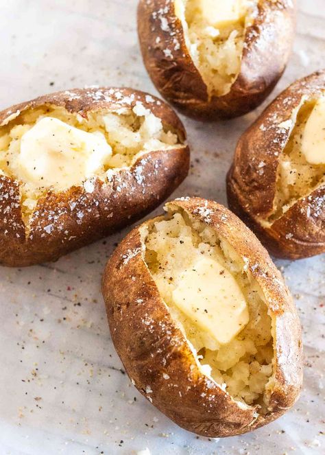 Baked Potatoes In The Oven, Chip Dips, Potatoes In The Oven, Best Baked Potato, Perfect Baked Potato, Dried Potatoes, Baked Potato Recipes, A Potato, Potato Skins