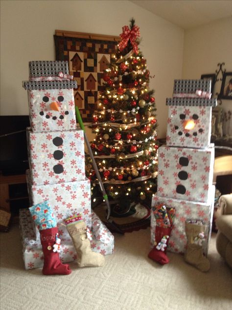 Thanks to Pinterest for this idea. It doesn't matter that my kids are now young adults, I love finding unique ways to wrap their Christmas gifts. Simple Inside Christmas Decor, Christmas Princess, Christmas Decs, Gift Towers, Snowman Gifts, Office Christmas, Christmas Crafts Decorations, Wrapping Ideas, Magical Christmas